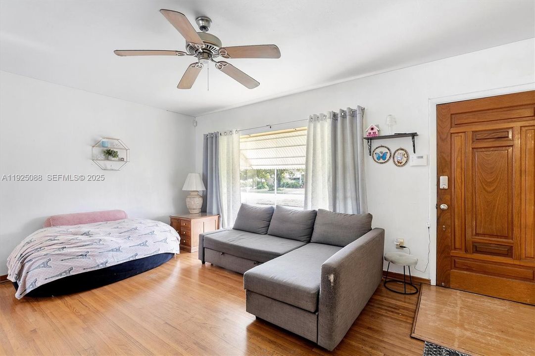 For Sale: $589,000 (3 beds, 2 baths, 1100 Square Feet)