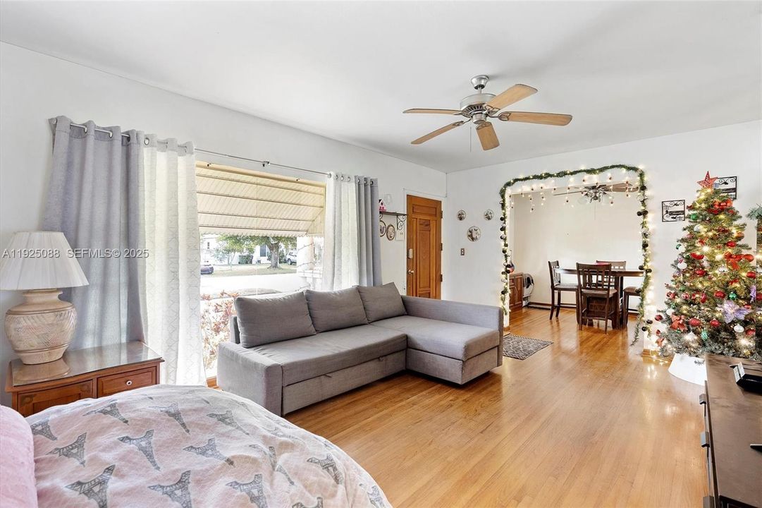 For Sale: $589,000 (3 beds, 2 baths, 1100 Square Feet)