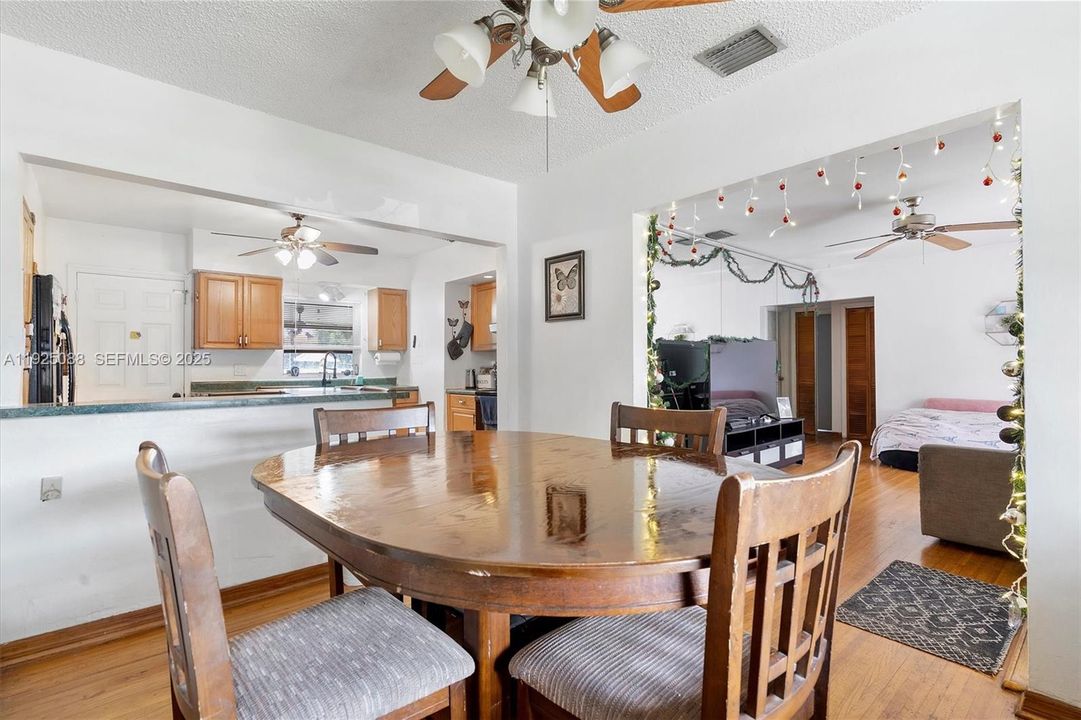 For Sale: $589,000 (3 beds, 2 baths, 1100 Square Feet)