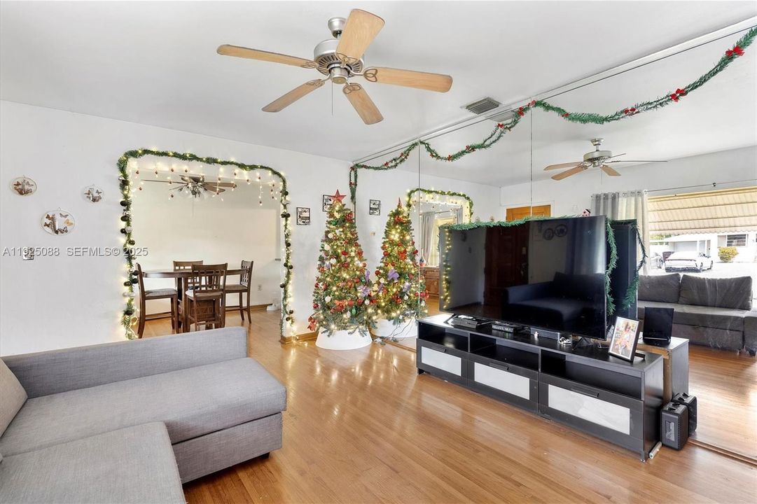 For Sale: $589,000 (3 beds, 2 baths, 1100 Square Feet)