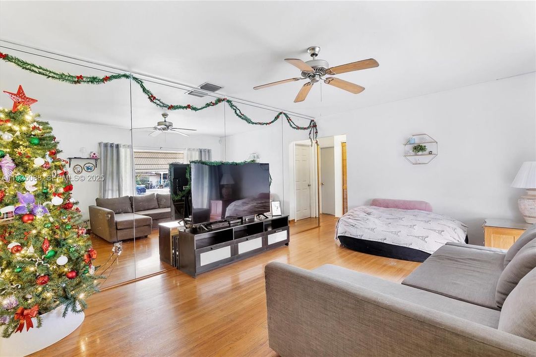 For Sale: $589,000 (3 beds, 2 baths, 1100 Square Feet)