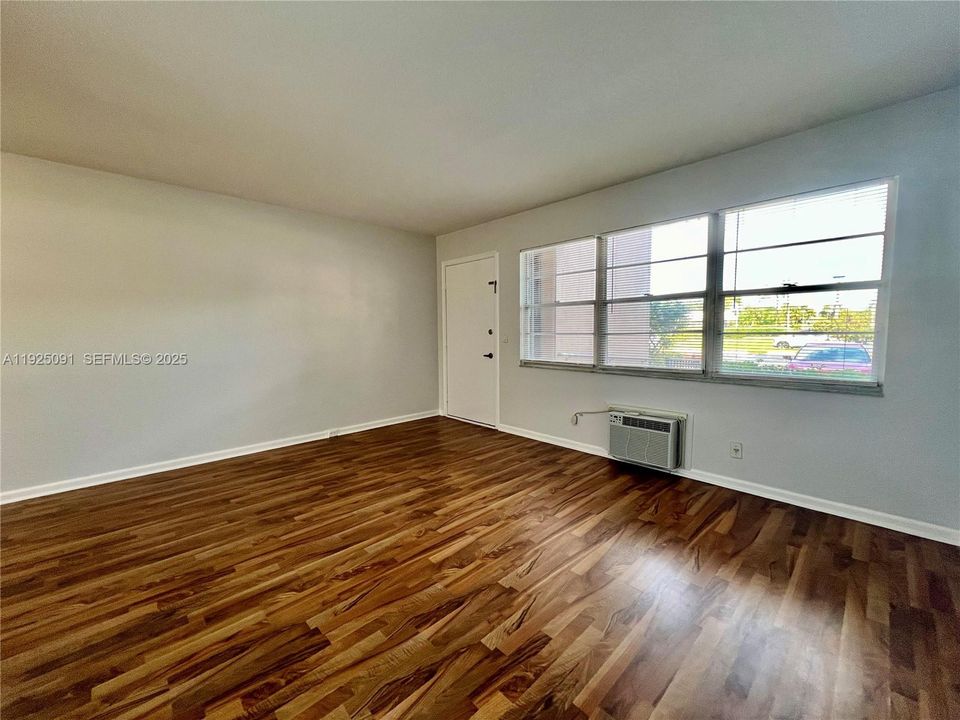 For Rent: $1,599 (1 beds, 1 baths, 685 Square Feet)