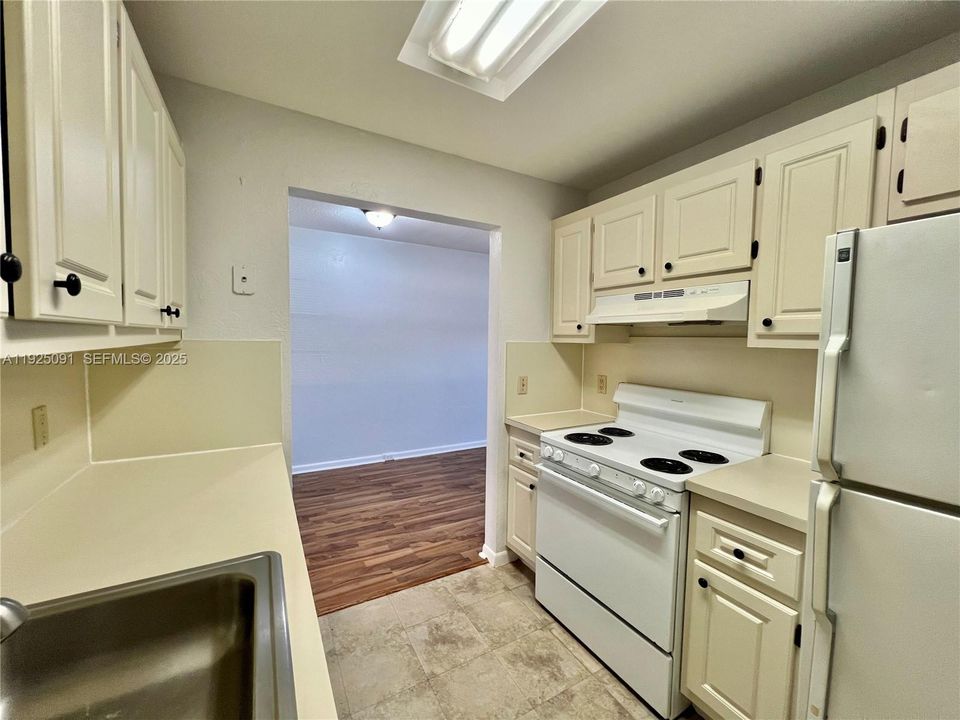 For Rent: $1,599 (1 beds, 1 baths, 685 Square Feet)