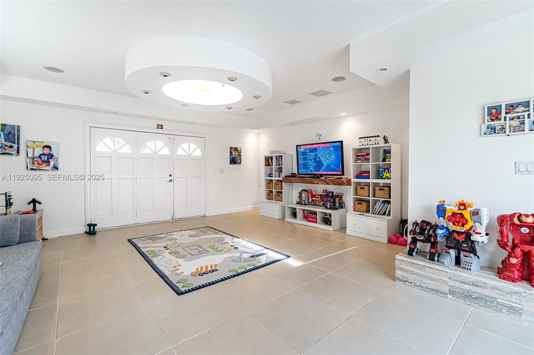 For Rent: $6,500 (3 beds, 2 baths, 1975 Square Feet)