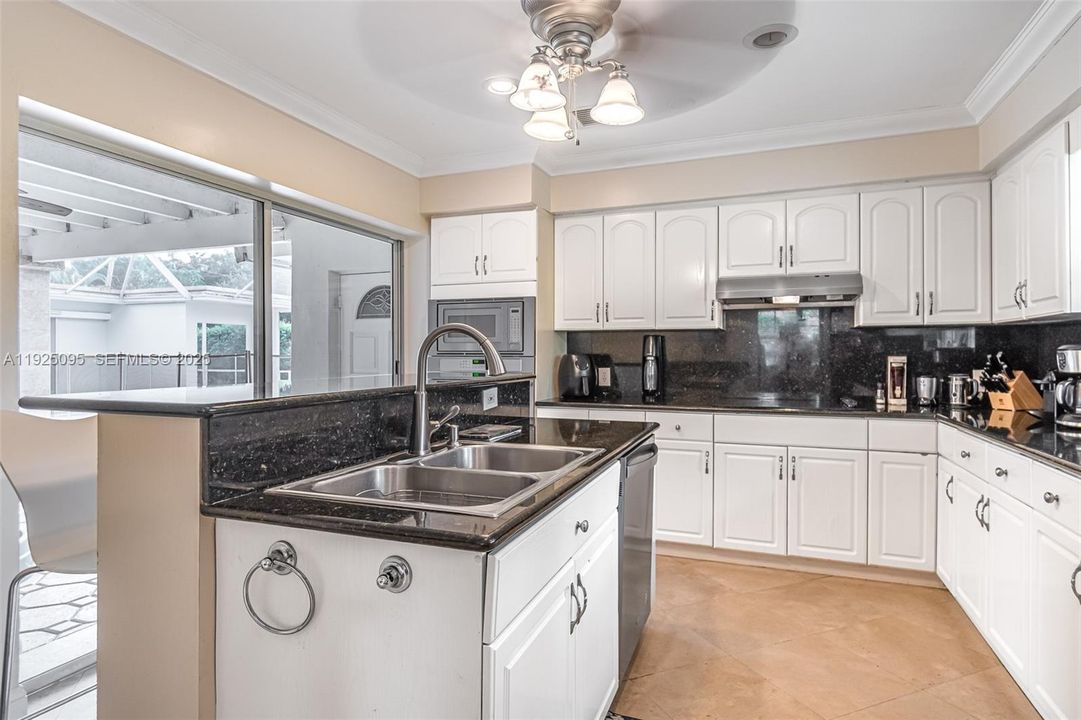 For Rent: $6,500 (3 beds, 2 baths, 1975 Square Feet)