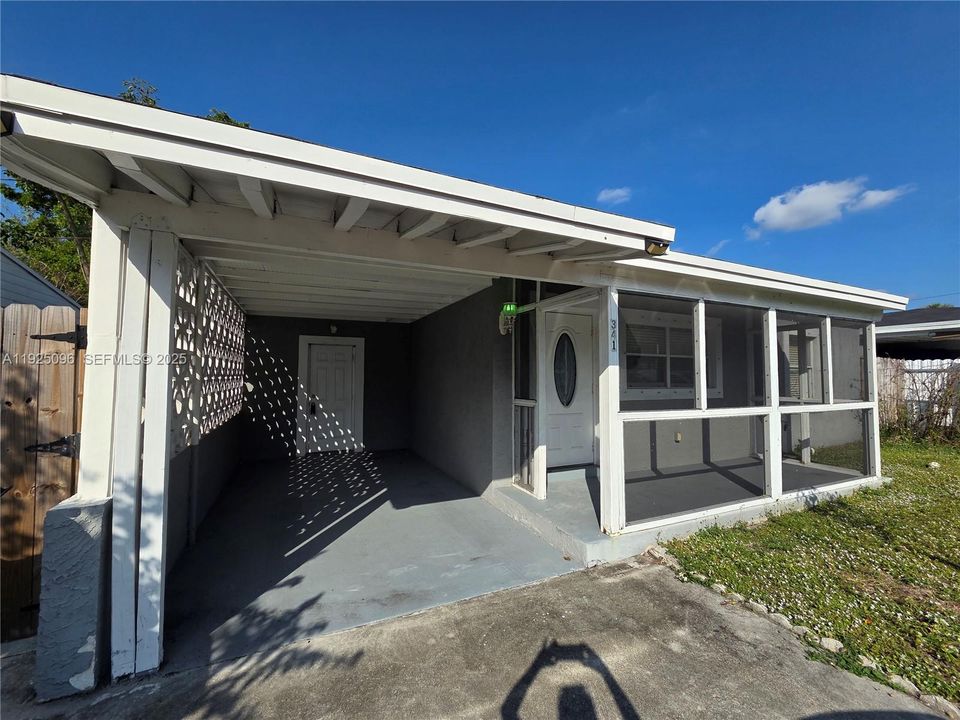 For Rent: $2,450 (3 beds, 1 baths, 1128 Square Feet)