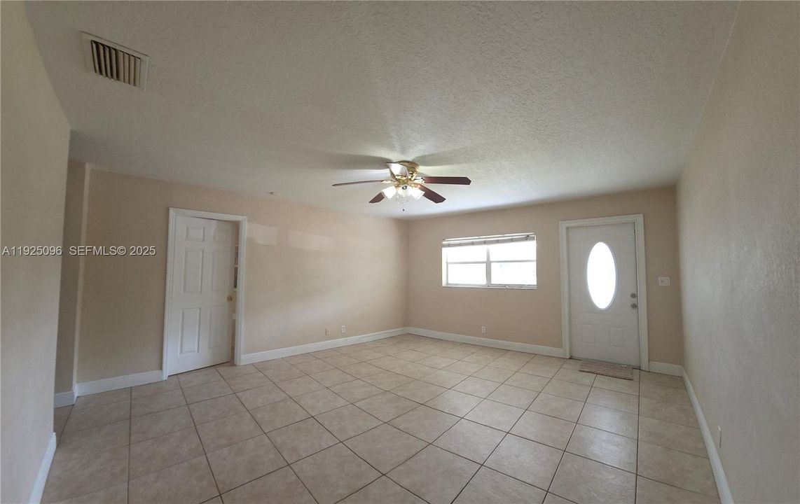 For Rent: $2,450 (3 beds, 1 baths, 1128 Square Feet)