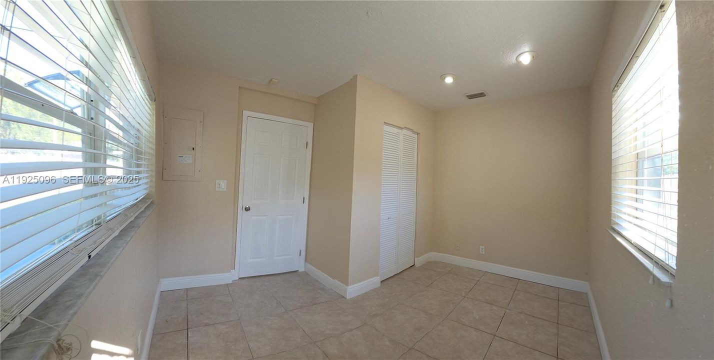 For Rent: $2,450 (3 beds, 1 baths, 1128 Square Feet)