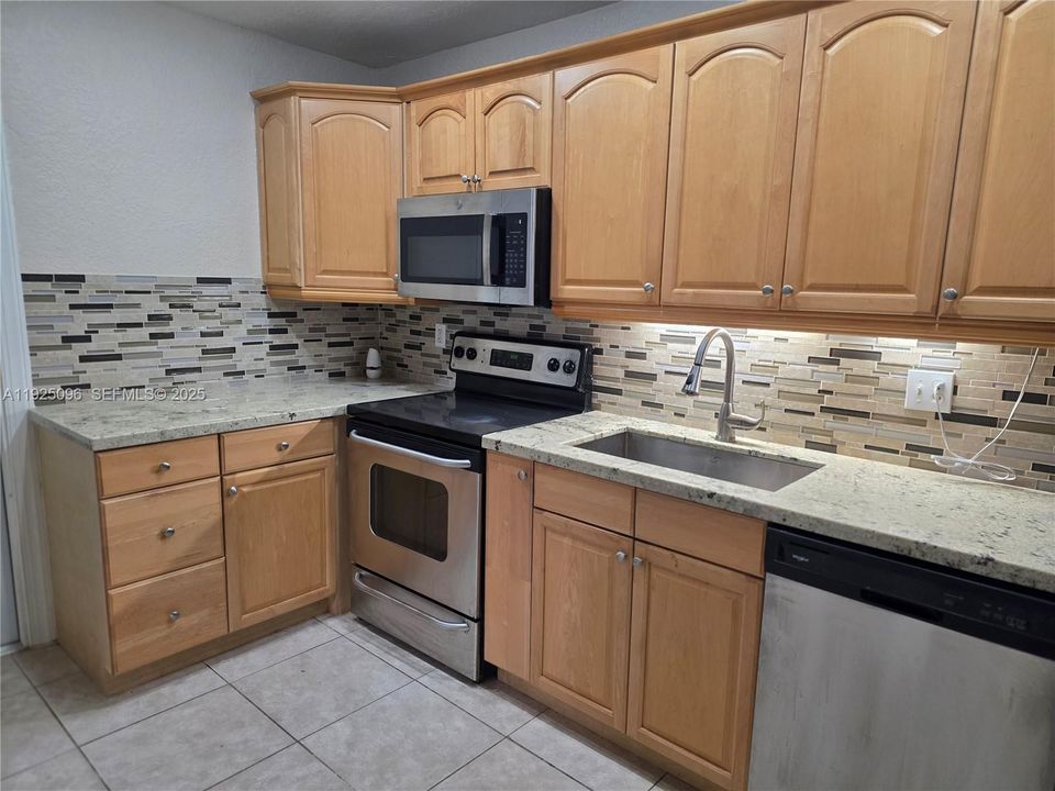 For Rent: $2,450 (3 beds, 1 baths, 1128 Square Feet)