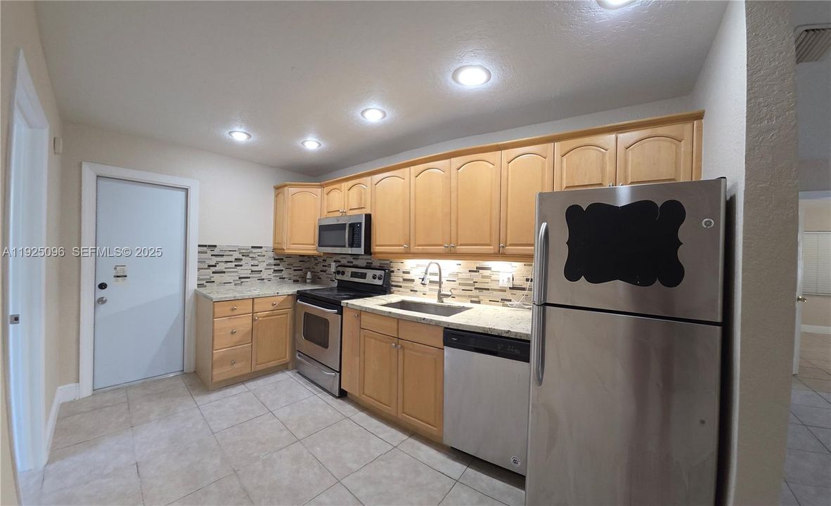 For Rent: $2,450 (3 beds, 1 baths, 1128 Square Feet)