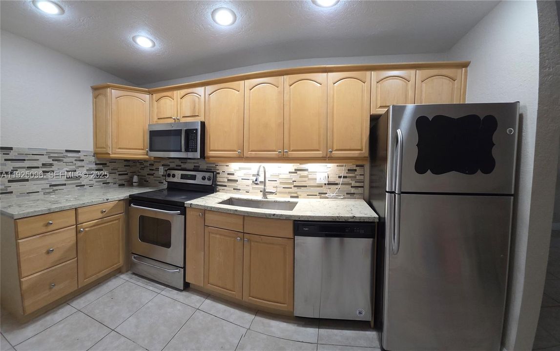 For Rent: $2,450 (3 beds, 1 baths, 1128 Square Feet)