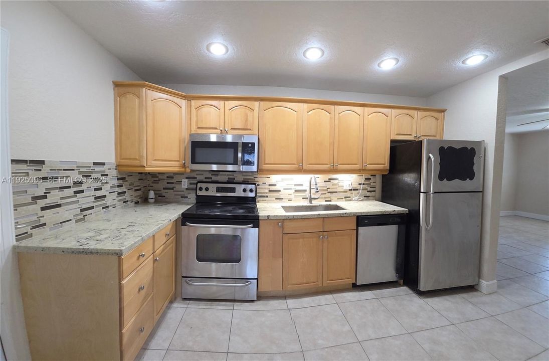 For Rent: $2,450 (3 beds, 1 baths, 1128 Square Feet)