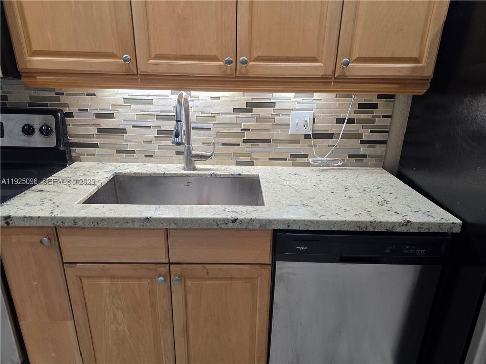 For Rent: $2,450 (3 beds, 1 baths, 1128 Square Feet)