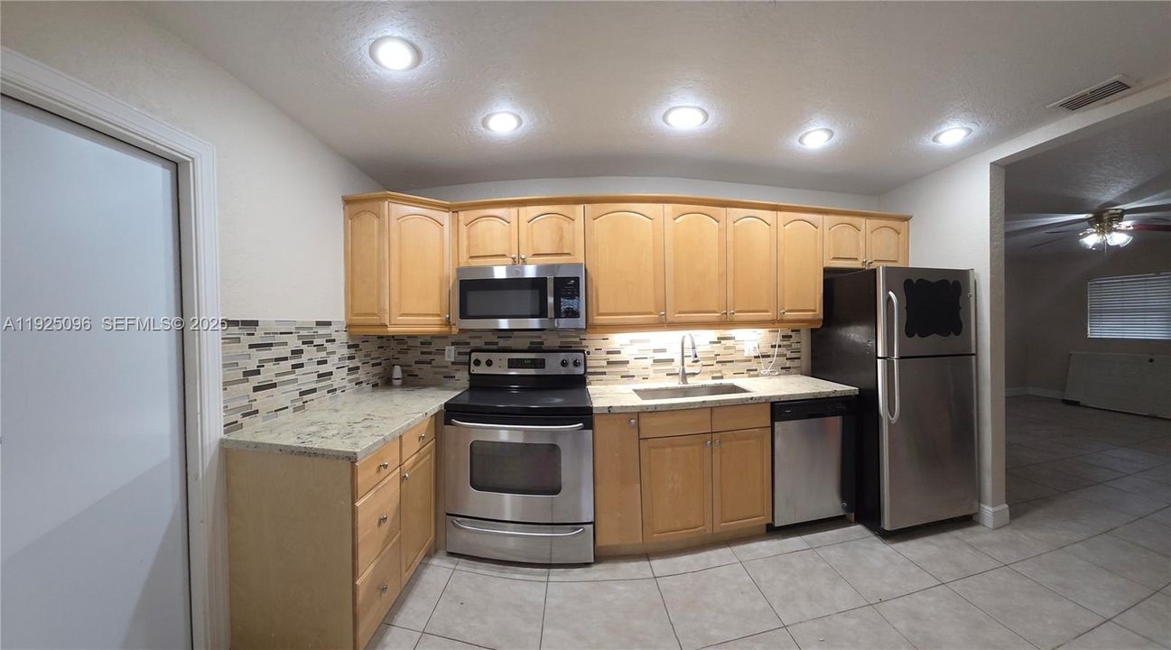 For Rent: $2,450 (3 beds, 1 baths, 1128 Square Feet)