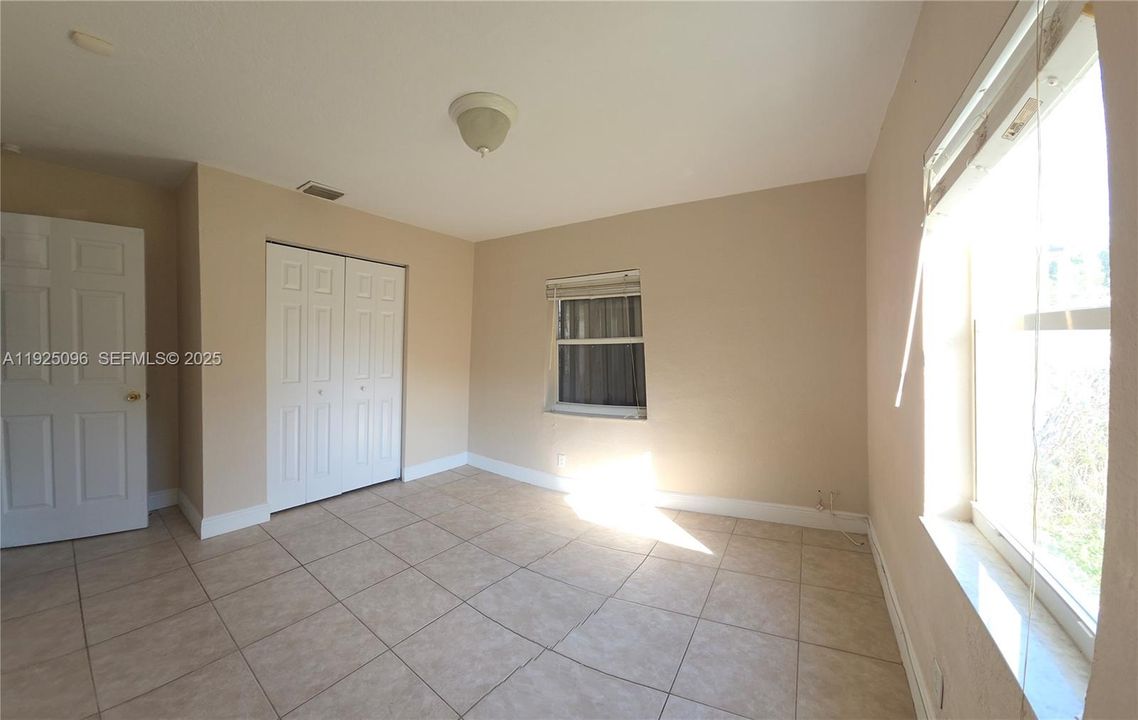 For Rent: $2,450 (3 beds, 1 baths, 1128 Square Feet)