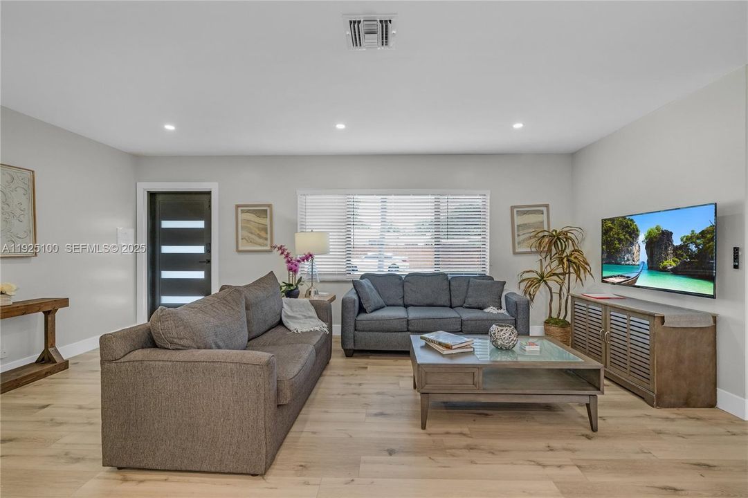 For Rent: $6,200 (3 beds, 2 baths, 1747 Square Feet)