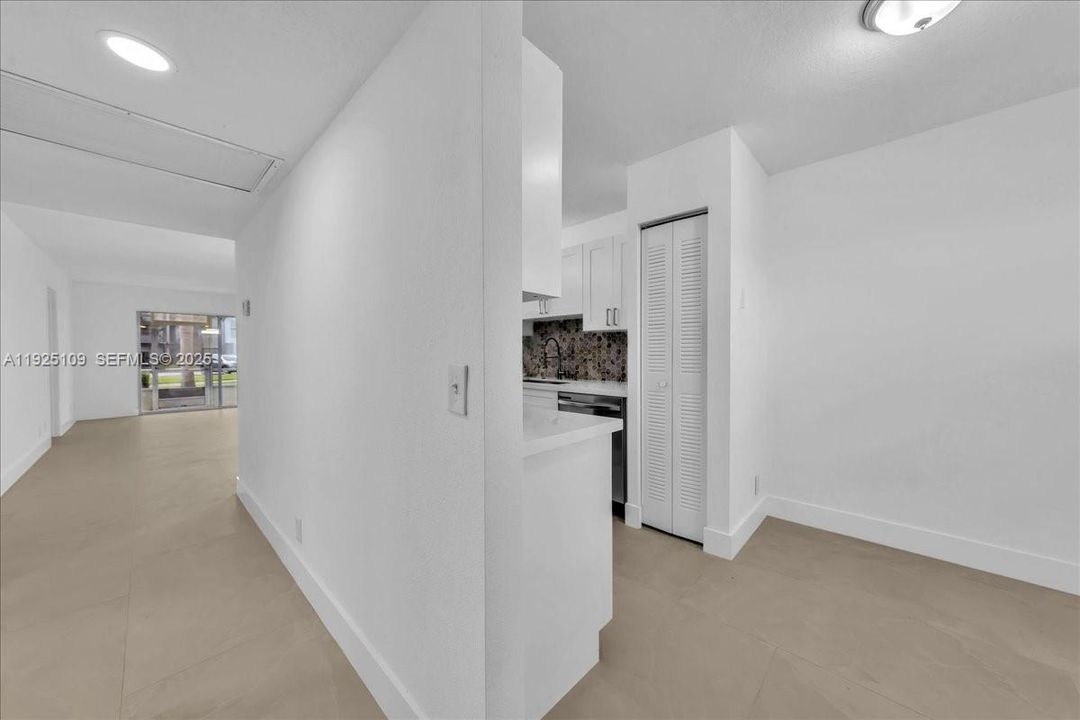 For Rent: $2,300 (2 beds, 2 baths, 1106 Square Feet)