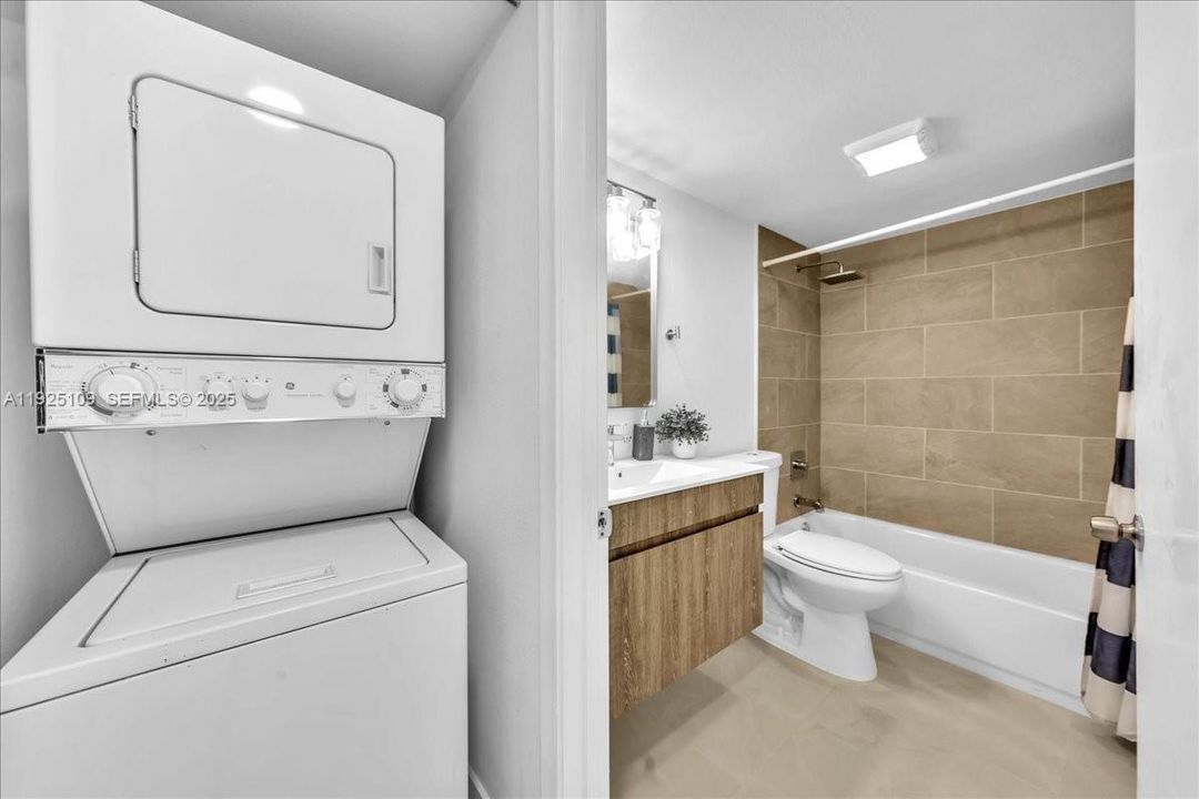 For Rent: $2,300 (2 beds, 2 baths, 1106 Square Feet)