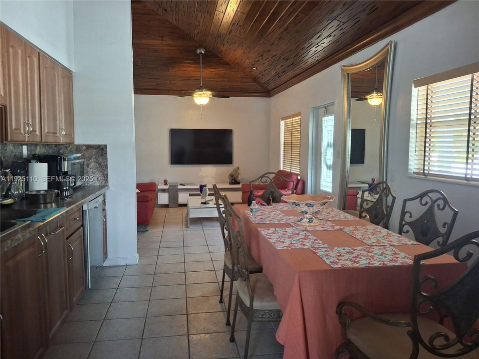 На продажу: $749,900 (2 спален, 1 ванн, 976 Квадратных фут)