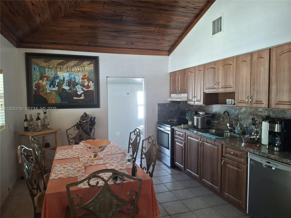 На продажу: $749,900 (2 спален, 1 ванн, 976 Квадратных фут)