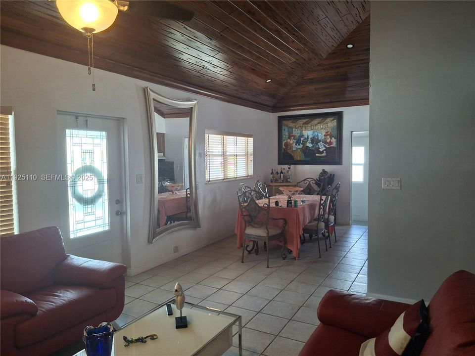 На продажу: $749,900 (2 спален, 1 ванн, 976 Квадратных фут)