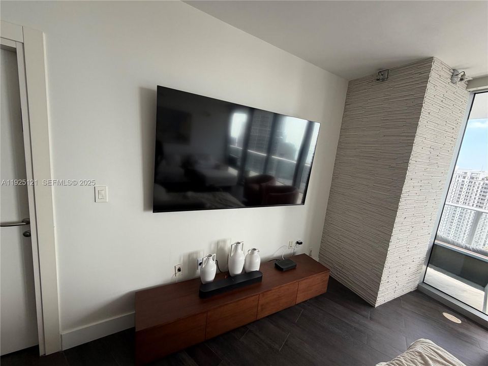 出租: $8,200 (2 贝兹, 2 浴室, 1500 平方英尺)