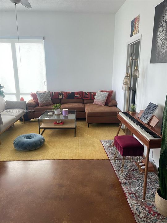 For Sale: $470,000 (2 beds, 2 baths, 1036 Square Feet)