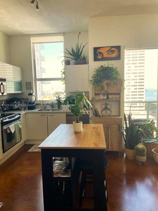 For Sale: $470,000 (2 beds, 2 baths, 1036 Square Feet)