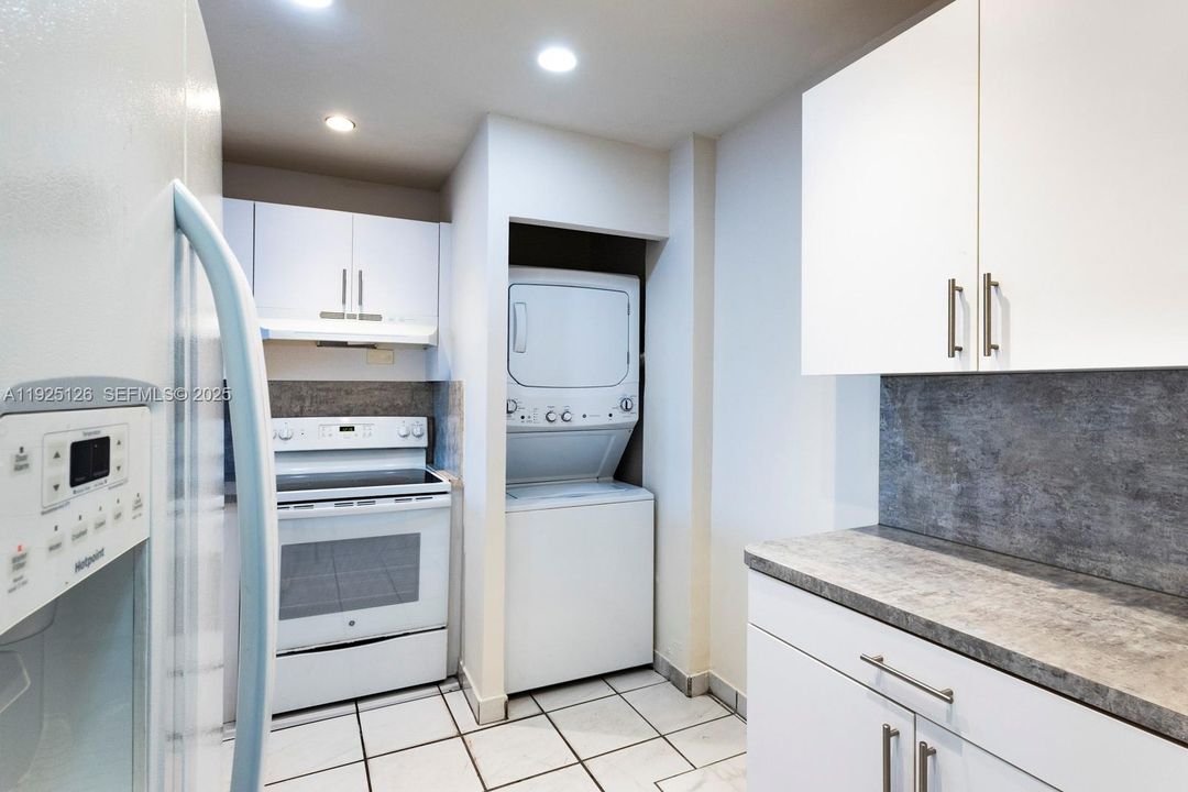 For Rent: $2,000 (2 beds, 2 baths, 915 Square Feet)
