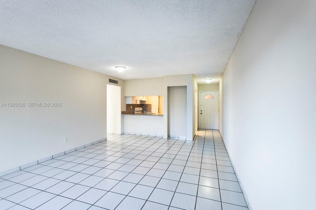 For Rent: $2,000 (2 beds, 2 baths, 915 Square Feet)