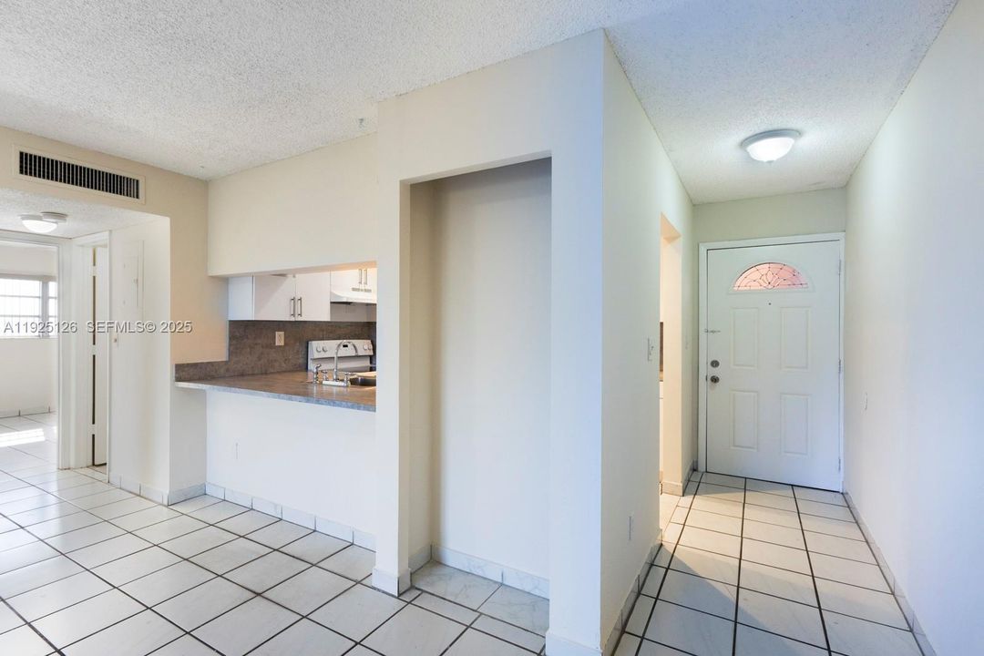 For Rent: $2,000 (2 beds, 2 baths, 915 Square Feet)