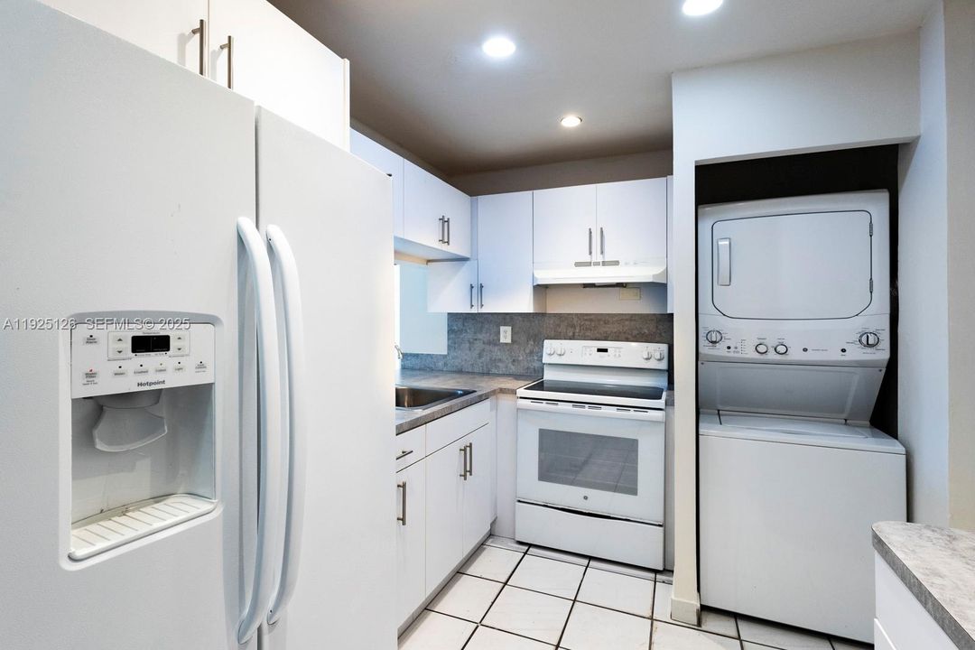 For Rent: $2,000 (2 beds, 2 baths, 915 Square Feet)