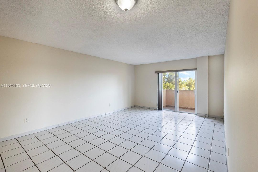 For Rent: $2,000 (2 beds, 2 baths, 915 Square Feet)