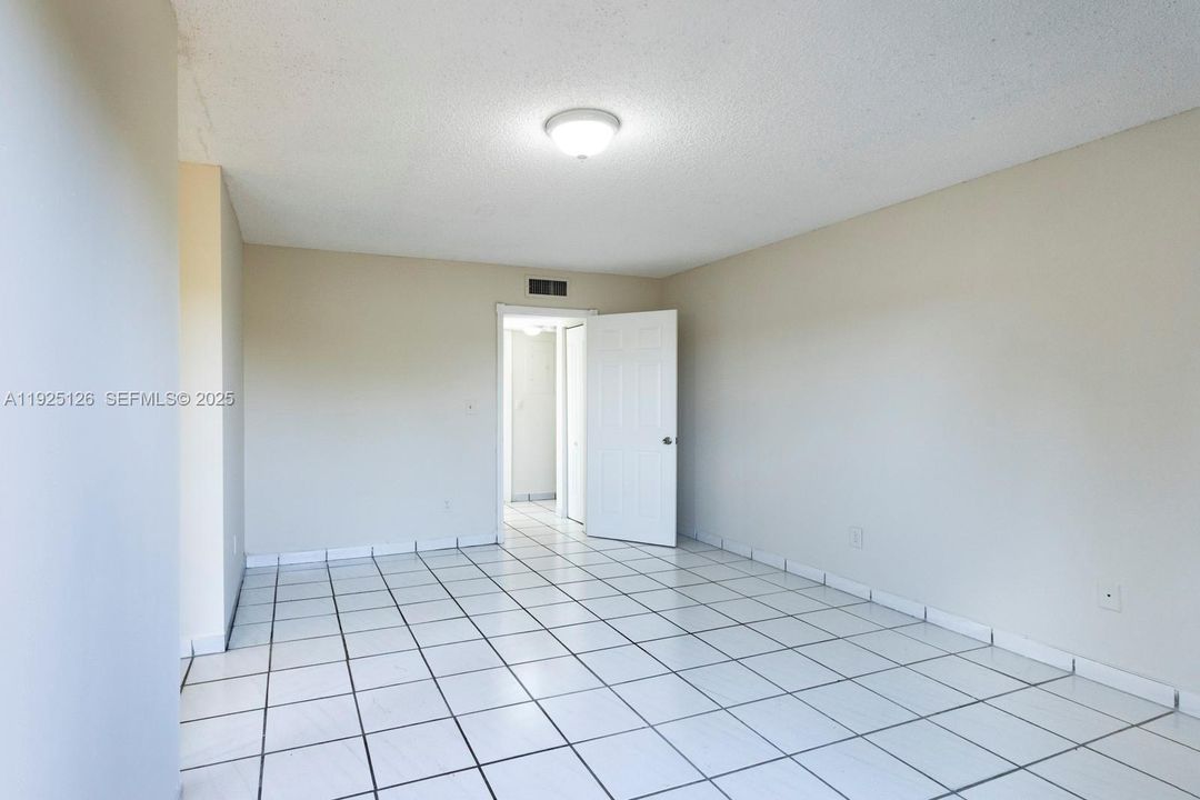 For Rent: $2,000 (2 beds, 2 baths, 915 Square Feet)