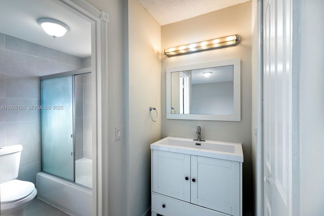 For Rent: $2,000 (2 beds, 2 baths, 915 Square Feet)