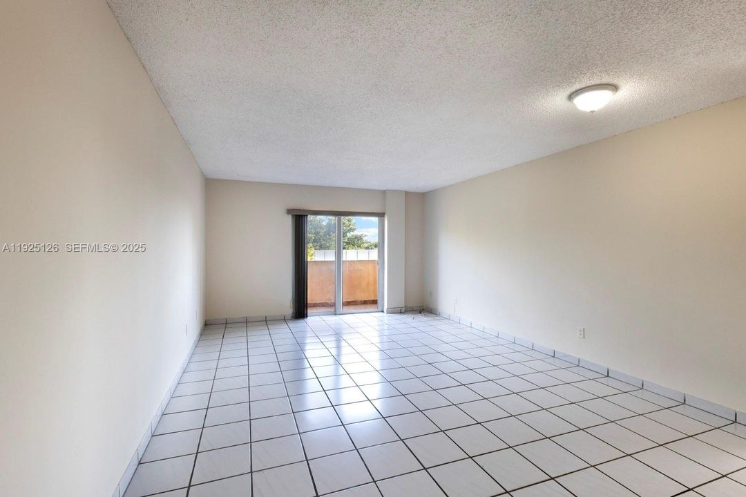 For Rent: $2,000 (2 beds, 2 baths, 915 Square Feet)