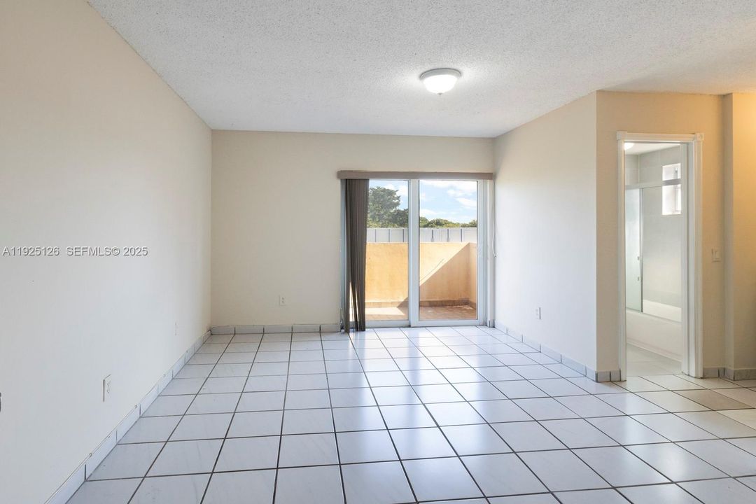 For Rent: $2,000 (2 beds, 2 baths, 915 Square Feet)