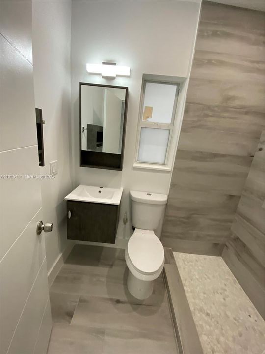 For Rent: $2,300 (2 beds, 1 baths, 850 Square Feet)