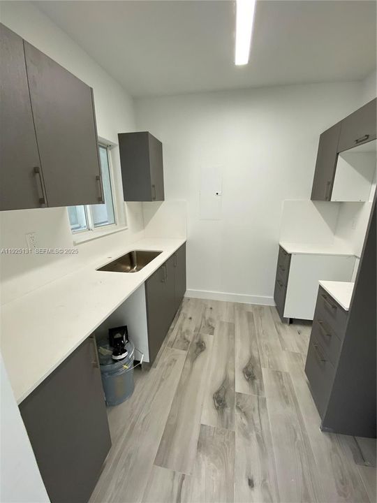 For Rent: $2,300 (2 beds, 1 baths, 850 Square Feet)