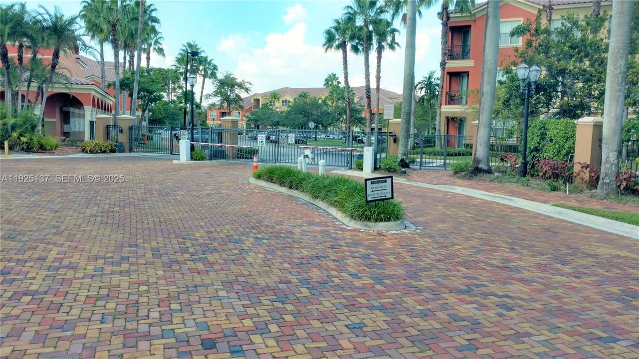 For Rent: $1,975 (1 beds, 1 baths, 775 Square Feet)