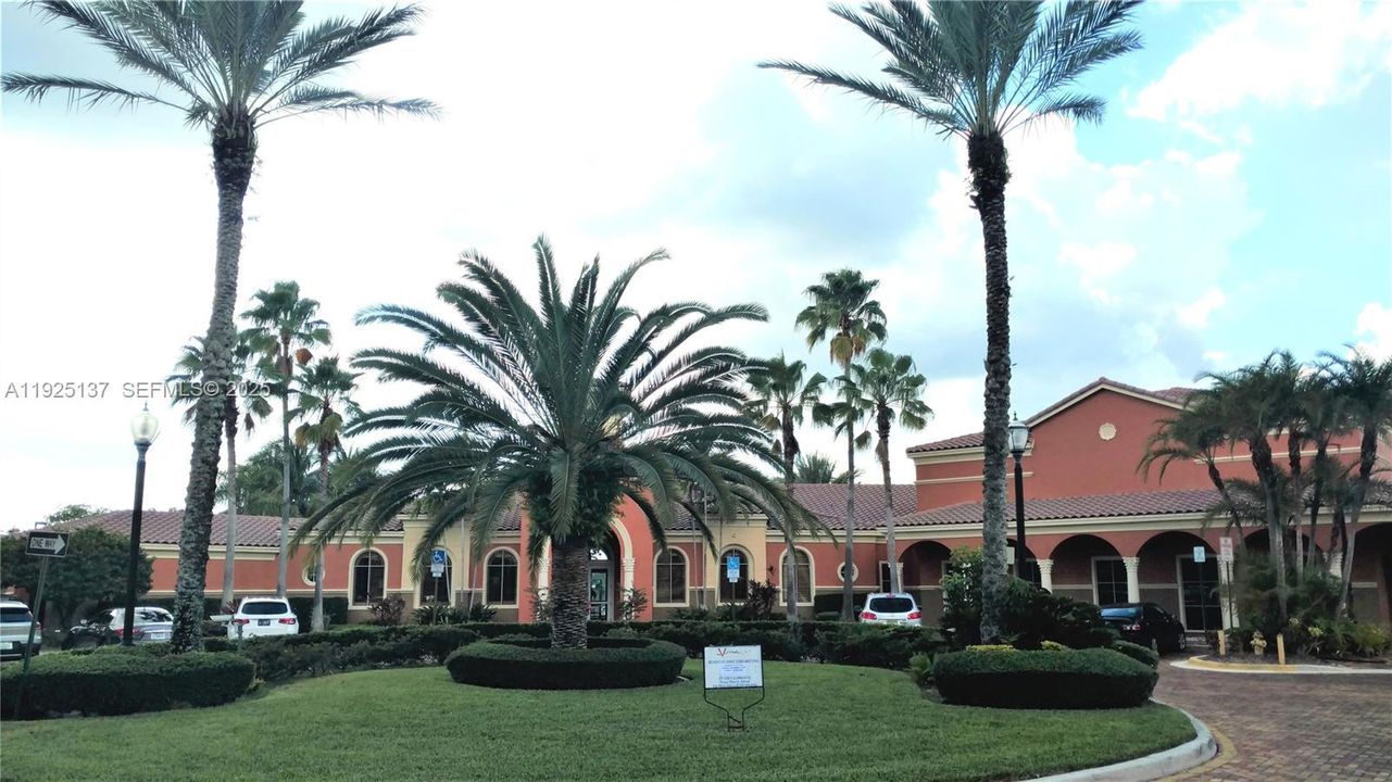 For Rent: $1,975 (1 beds, 1 baths, 775 Square Feet)