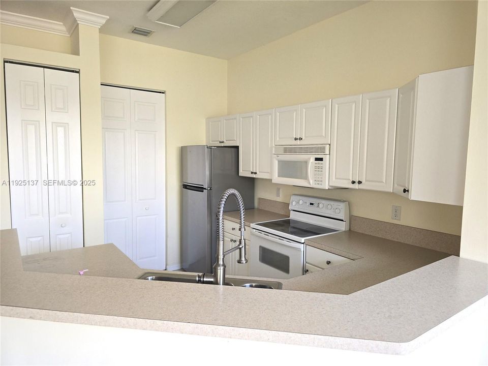 For Rent: $1,975 (1 beds, 1 baths, 775 Square Feet)