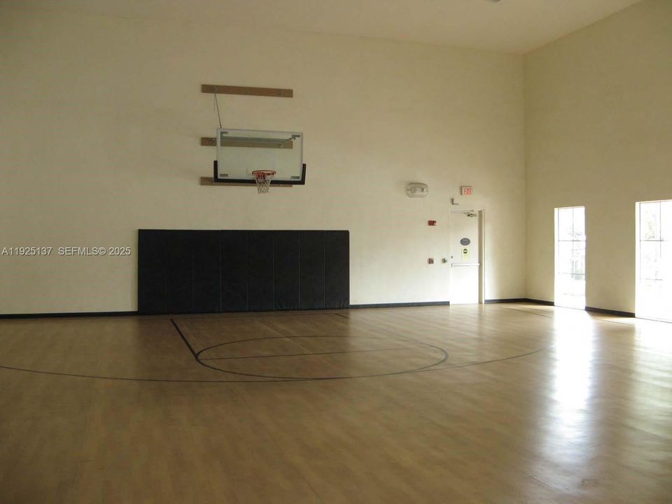 For Rent: $1,975 (1 beds, 1 baths, 775 Square Feet)