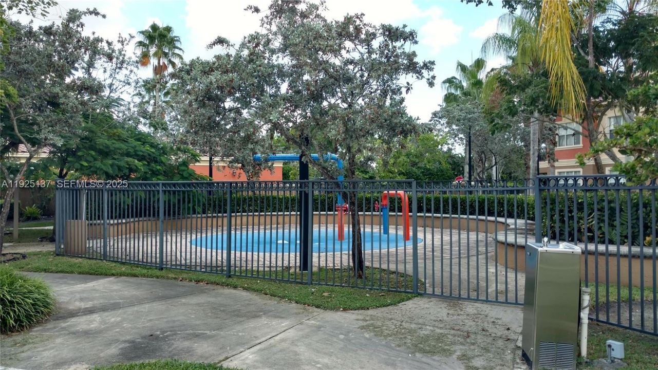 For Rent: $1,975 (1 beds, 1 baths, 775 Square Feet)