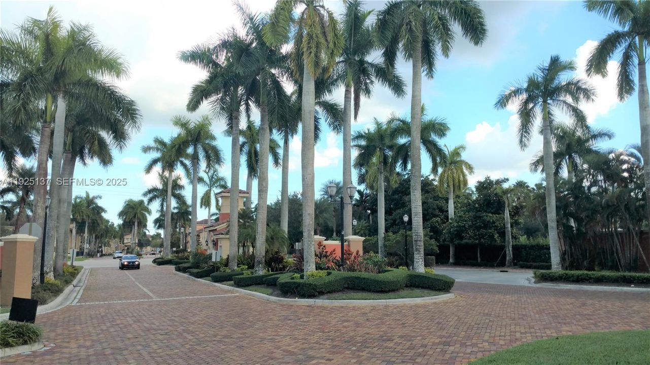 For Rent: $1,975 (1 beds, 1 baths, 775 Square Feet)