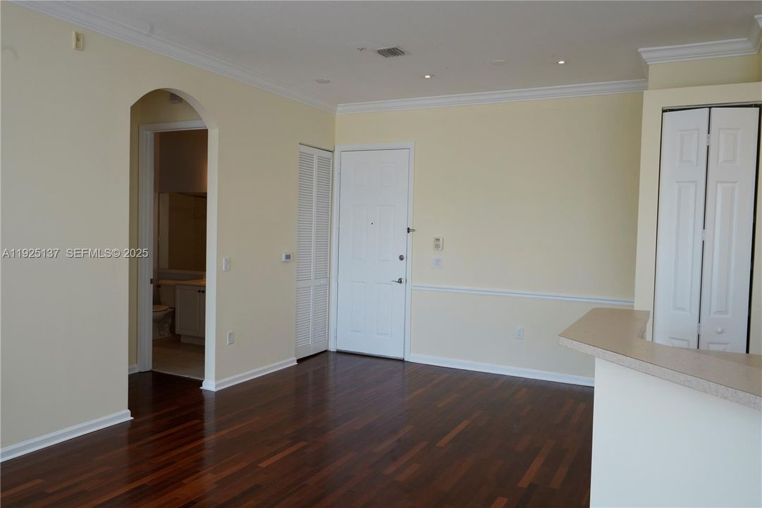 For Rent: $1,975 (1 beds, 1 baths, 775 Square Feet)