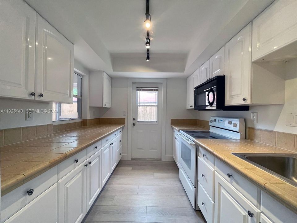 For Rent: $3,100 (2 beds, 2 baths, 1240 Square Feet)