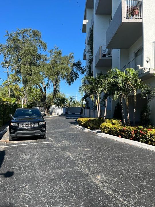 For Sale: $270,000 (2 beds, 2 baths, 963 Square Feet)