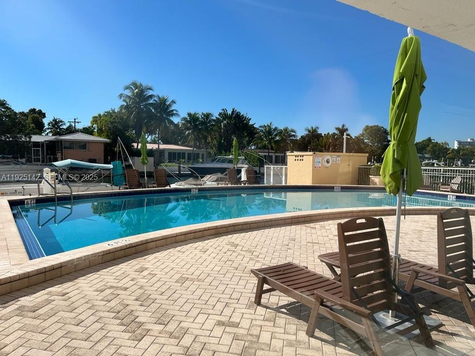 For Sale: $270,000 (2 beds, 2 baths, 963 Square Feet)