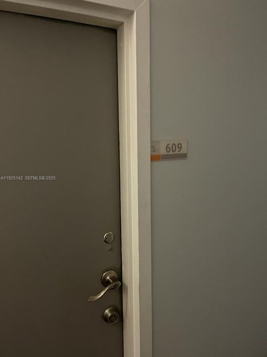 For Sale: $270,000 (2 beds, 2 baths, 963 Square Feet)